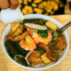 Bún hải sản sốt chanh leo Chiến Tây